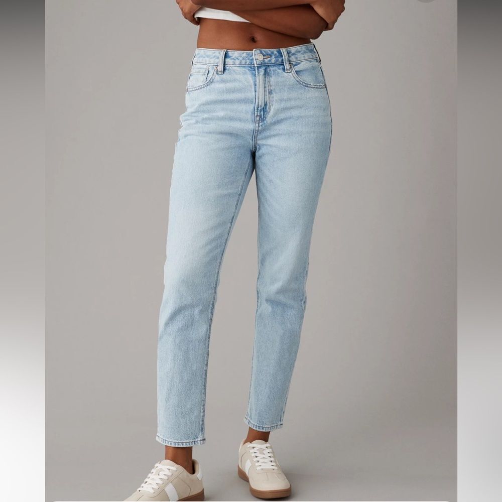 American Eagle Light Blue Women’s Strigid Mom Jeans , Size 8, Waist 30, Regular